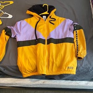 My selling a jacket I don’t wear anymore the color are yellow, purple